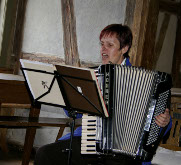 Erzählerin Karin Neef spielt Akkordeon und singt